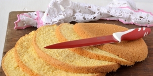 Как разрезать бисквитный корж на пласты