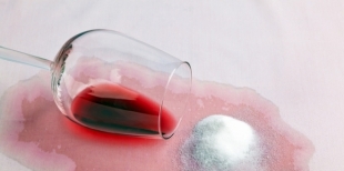 Как вывести пятно от вина