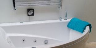 Как чистить акриловую ванну