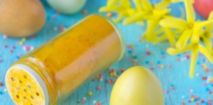 Как покрасить яйца в яркий жёлтый цвет с помощью куркумы