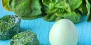 Как покрасить яйца в нежно-зелёный цвет с помощью шпината